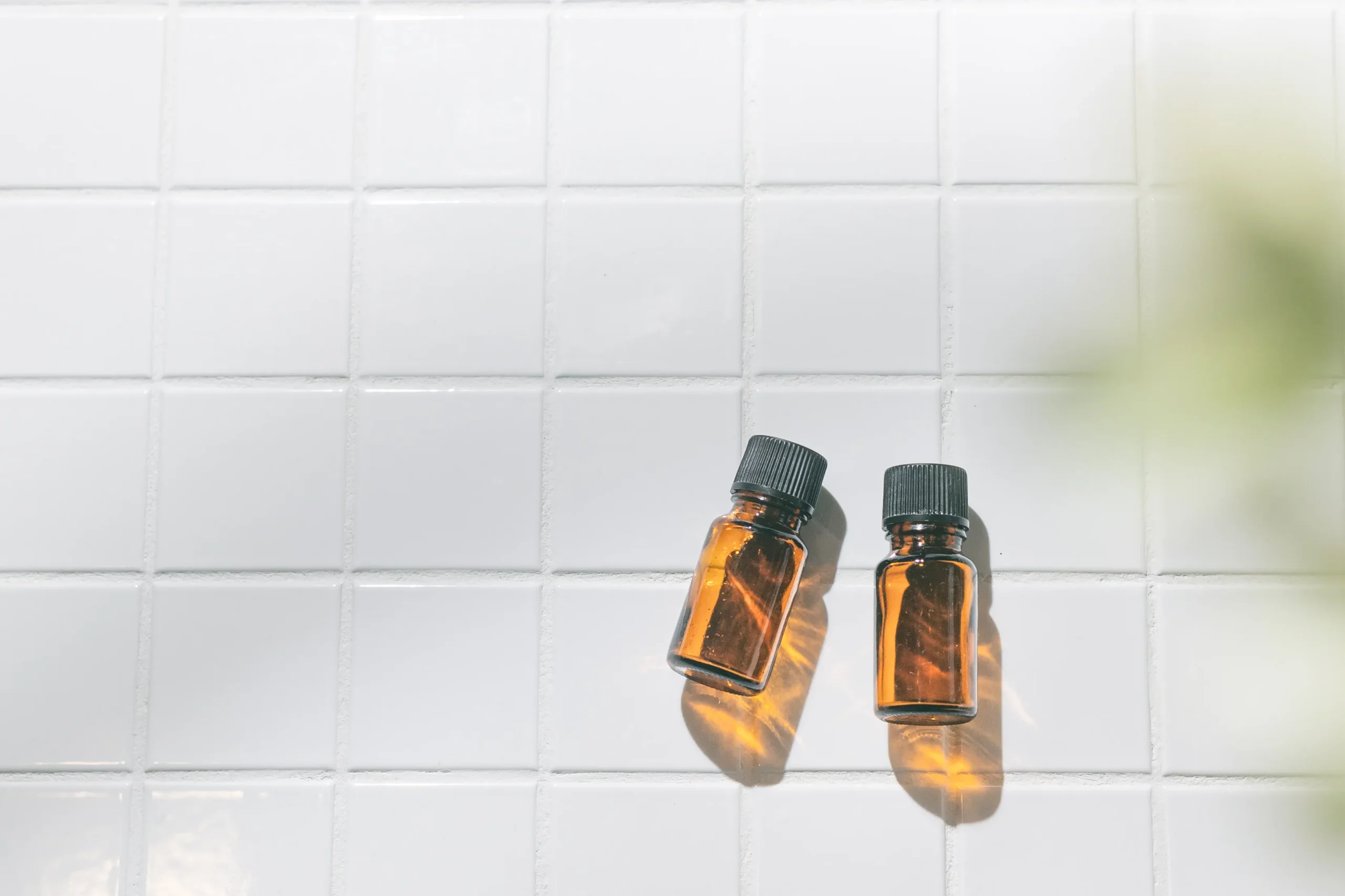 お客様の髪の悩みをカウンセリングする美容師の手元