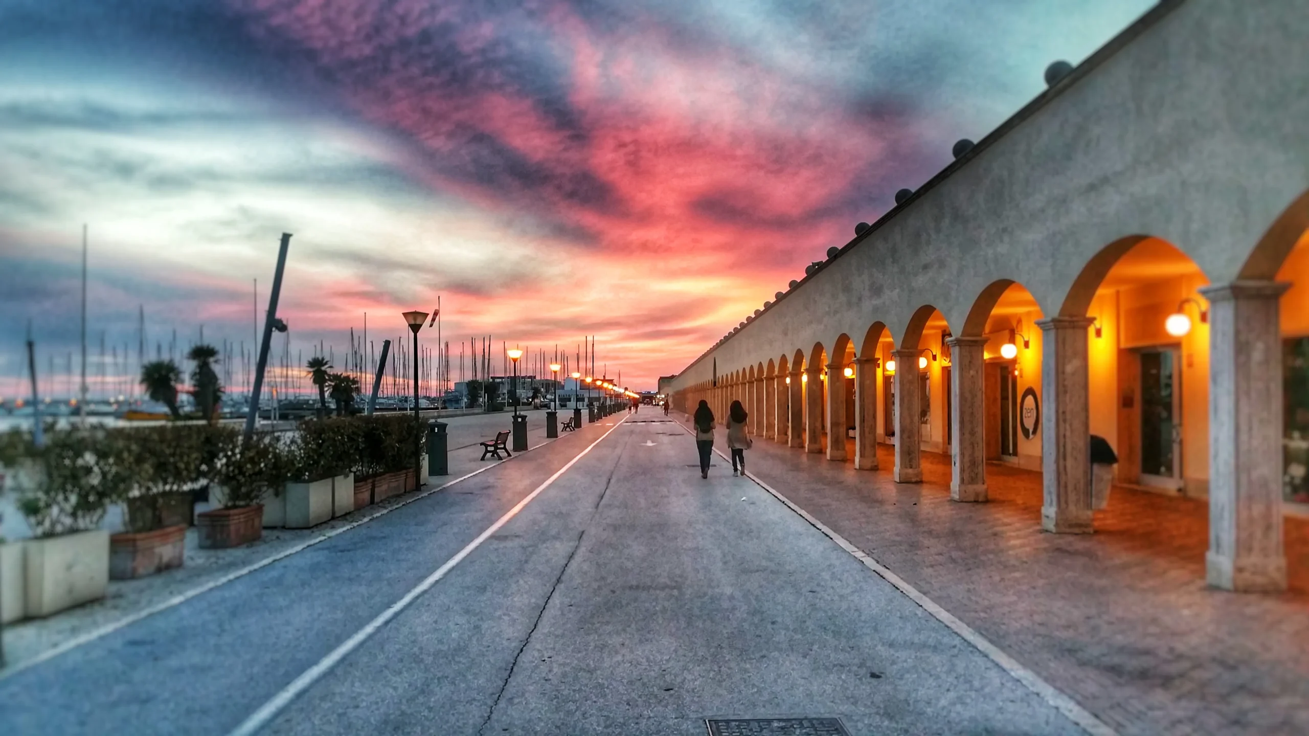 サロン内でタブレットを使って戦略を練るチーム