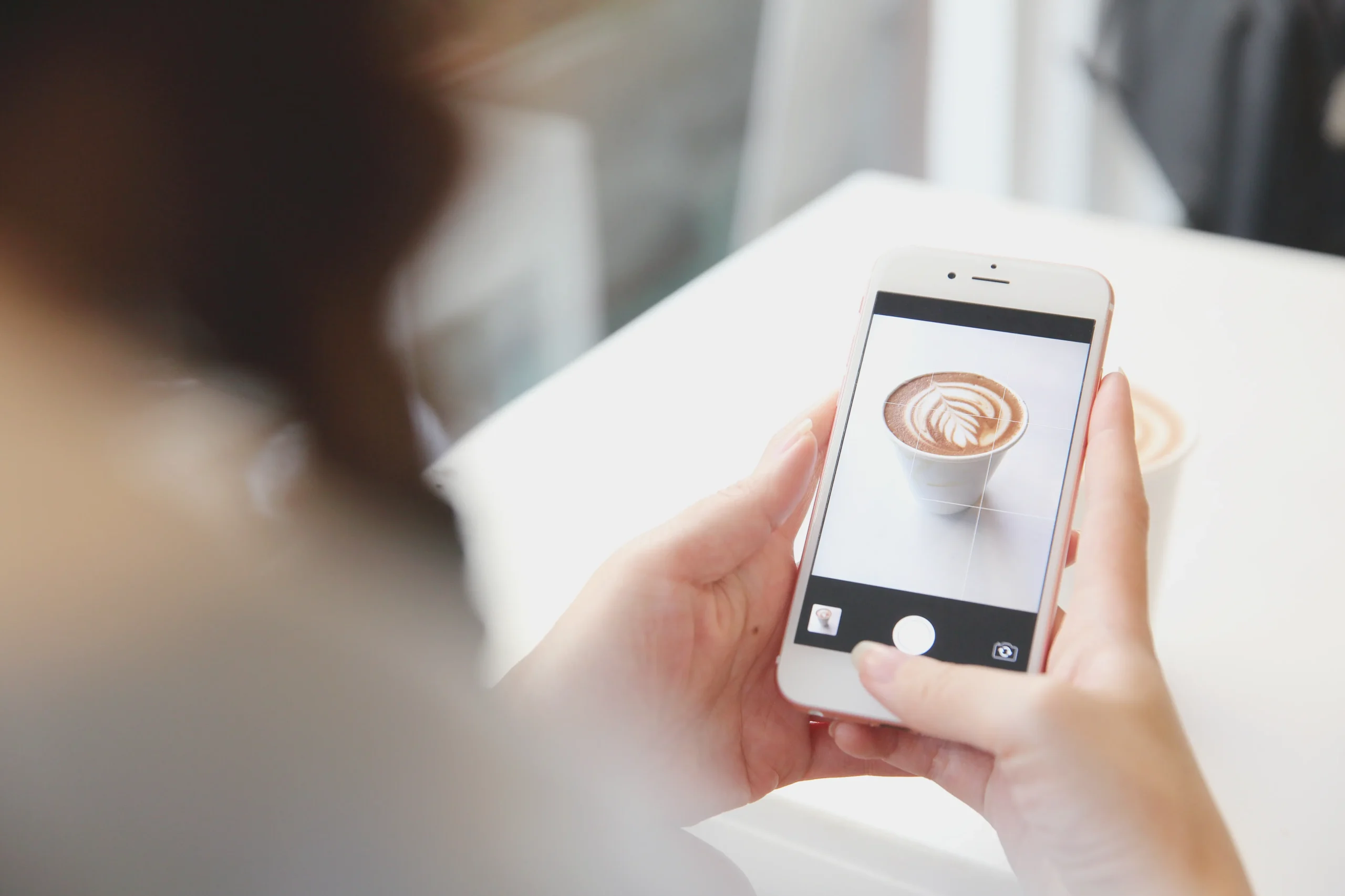 デジタルネットワークと拡散をイメージした光のライン