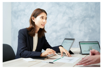 企画提案・プランニングをする女性